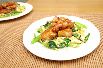 ほうれん草と卵の炒め物をチキンの照り焼きとともに