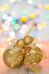Fondo de Navidad con luces desenfocaras y adornos navideños para tarjeta de felicitación