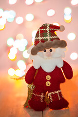 Fondo de Navidad con luces desenfocaras y adornos navideños para tarjeta de felicitación