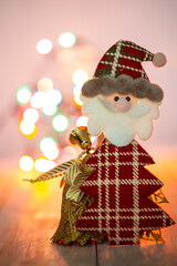 Fondo de Navidad con luces desenfocaras y adornos navide&ntilde;os para tarjeta de felicitaci&oacute;n