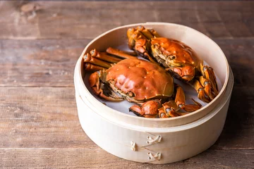Deurstickers Chinese hairy crabs in bamboo steamer, chinese cuisine © ddukang