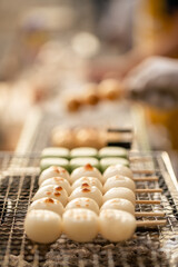 炭火で団子を焼いている写真