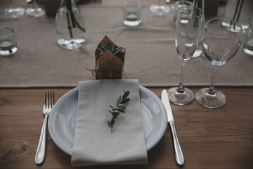 Wedding table setting. Eco wedding plates for the celebration. 