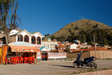Brzeg jeziora Titicaca z infrastrukturą rozrywkową i turystyczną. - obrazy, fototapety, plakaty
