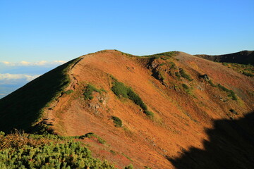 ニセコ　朝日に照らされた羊蹄山の火口
