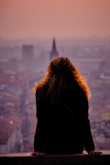 Frau von Hinten im Abendrot über Verona 