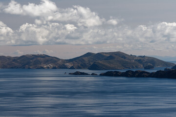 Widok na jezioro Titicaca z góry na brzegu - obrazy, fototapety, plakaty