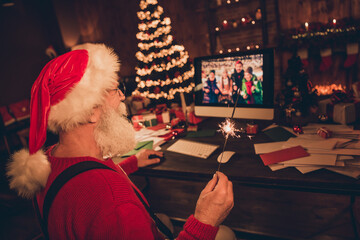 Obraz premium Profile side photo of aged santa claus look monitor video call family christmas time lights atmosphere magic decor indoors