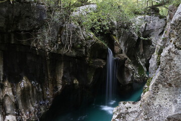 Fototapeta na wymiar Wasserfall Felsen Kroatien Langzeitbelichtung Umwelt grün bewachsen Felswand