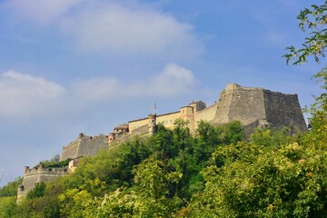 Fototapeta na wymiar Gavi, Alessandria, Piemonte. Il forte di Gavi è una fortezza storica costruita dai genovesi e sorge su uno sperone roccioso che domina l'antico borgo di Gavi, da cui prende il nome.