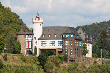 Schloß von der Leyen an der Mosel mit Strassendurchfahrt