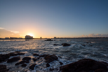 Obraz premium In the evening, the sea slapped the rocks