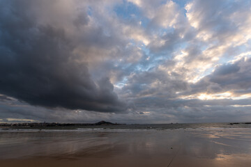 Obraz premium The sky is covered with dark clouds and the beach is cloudy