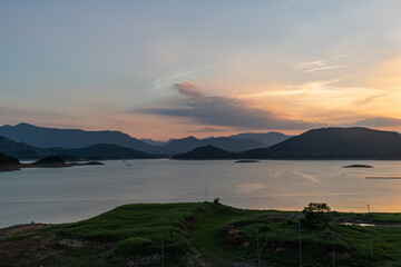 The evening lake reflected the mountains and the sky on both sides;