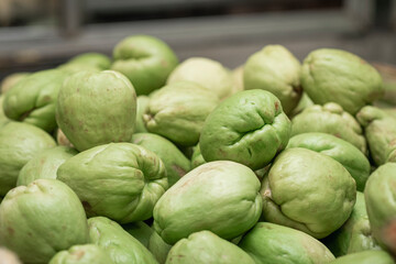 toma cerrada de chayotes en el anaquel de una verdulería