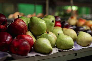 conjunto de frutas maduras y frescas en una cámara de refrigeración en una verdulería 