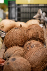 Vertical de un grupo de cocos en el anaquel de una verdulería