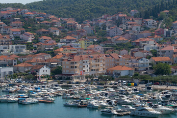 Fototapeta premium Blick auf den Hafen und die Stadt von Trogir an einem sonnigen Tag 