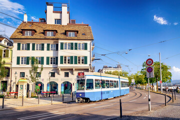 Straßenbild am Limmatquai von Zürich mit Straßenbahn, Schweiz