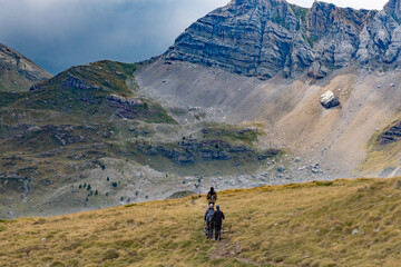 Excursionistas en la montaña