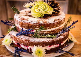 pastel de boda con flores de lavanda y rosas blancas 