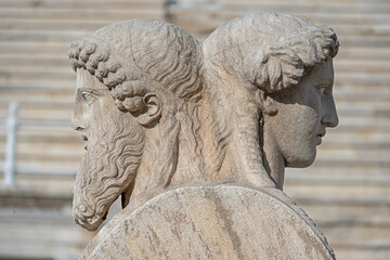 Fototapeta na wymiar Doppelköpfige Figur im Olympiastadion in Athen, Griechenland