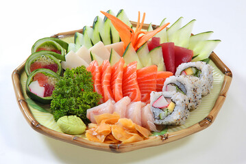 Arranjo com vários sushis e legumes em fundo branco para recorte.