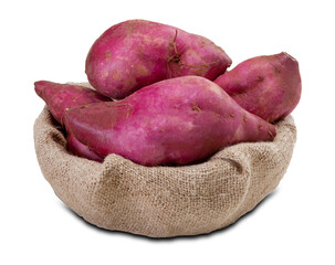 Batata doce em cesto de tecido juta no fundo branco para recorte.