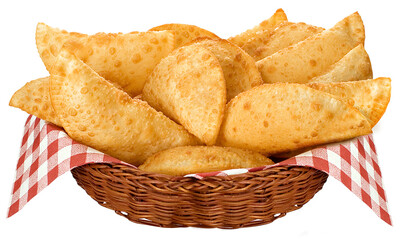 Pastéis no formato de meia lua em cesto de vime no fundo branco para recorte.