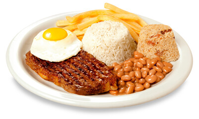 Prato com arroz, feijão, carne grelhada, ovo, farofa e batatas fritas em fundo branco para recorte. Típica comida Brasileira.