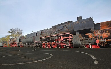 Zabytkowa lokomotywa na bocznicy kolejowej