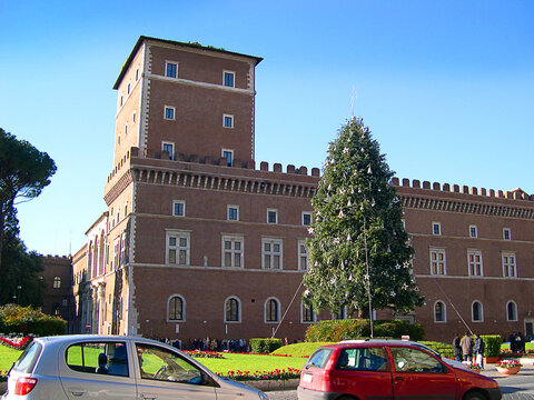 Palazzo Venezia building was commissioned by Pietro Barbo, who later became Pope Paul II. The building was designed by the architect Francesco del Borgo