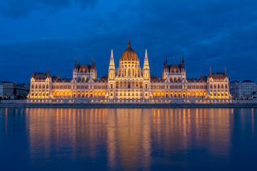 Fototapeta na wymiar amazing architecture of Budapest at evening in Hungary
