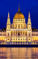 Obraz premium famous building of parliament at evening in Budapest in Hungary