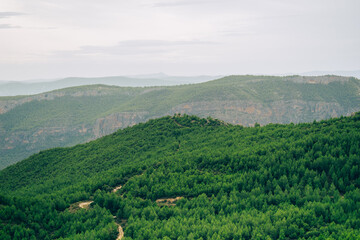 Obraz premium Vistas de las montañas entre vegetación , bosques y nubes