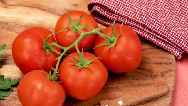 grappe de tomates rouges sur une table en bois