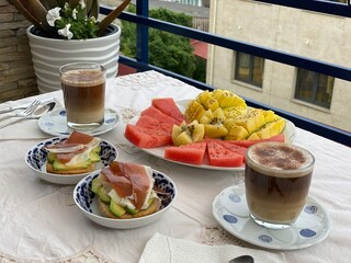 DESAYUNO EN LA TERRAZA