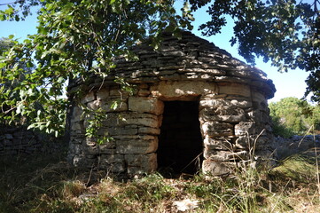Fototapeta na wymiar Istria, Croatia. A kazun (kažun), a traditional dry-stone circular stone building used as a shepherd's shelter