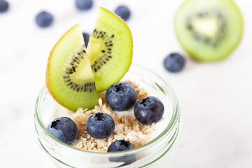 Jogurt mit Haferflocken und Heidelbeeren und Kiwi