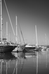 Yachthafen von Antibes (Cote d'Azur) in Schwarz/Weiß mit schöner Reflexion im Wasser