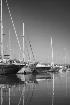 Yachthafen von Antibes (Cote d'Azur) in Schwarz/Wei&szlig; mit sch&ouml;ner Reflexion im Wasser