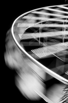 Close-Up: malerisches Riesenrad von Antibes bei Nacht in Schwarz/Weiss