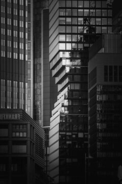 Hochhausszenerie in Frankfurt am Main in Schwarz/Weiss, Frankfurter Oper, 