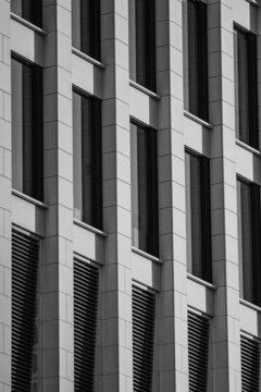 Hochhausfassade in Schwarz/Weiss, Detailaufnahme, Architekturfotografie