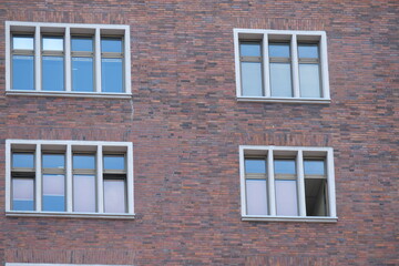 Fototapeta na wymiar FU 2020-07-21 Reisholz 40 Gebäude mit Fenstern