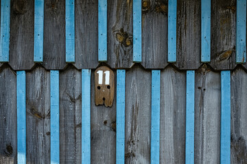 cabane gris et bleue