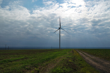 Turbina wiatrowa na polach w wschodniej europie.
