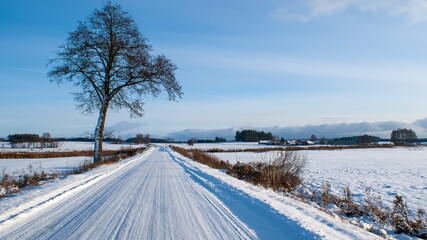 Zimowa droga na wsi