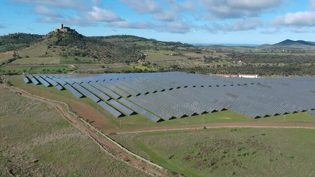 Planta solar fotovoltaica produciendo energía limpia