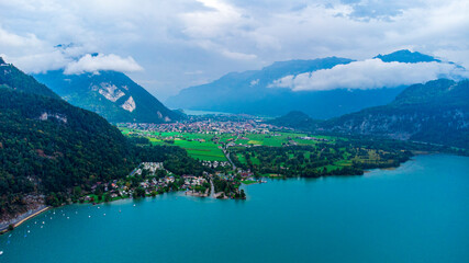 Pueblo suizo entre dos lagos
